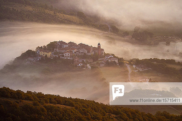 Italien  Luftaufnahme eines im dichten Morgennebel liegenden Dorfes im Apennin