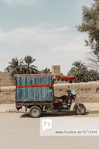 Kraftfahrzeug am Straßenrand geparkt  Fez  Marokko