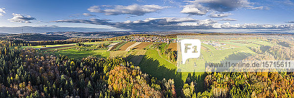Deutschland  Baden Württemberg  Rems-Murr-Kreis  Luftaufnahme von Dorf und Wald im Herbst