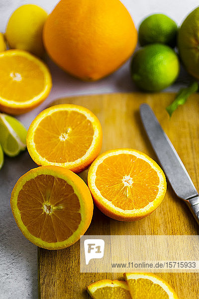 Frisch geschnittene Orangen auf Schneidebrett