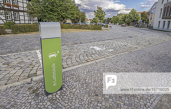 Deutschland  Sachsen-Anhalt  Quedlinburg  Elektroauto-Ladestation auf Kopfsteinpflaster