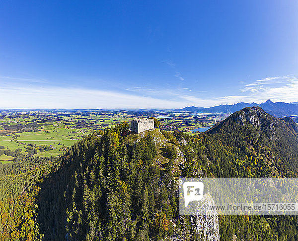 Deutschland  Bayern  Pfronten  Luftaufnahme der Ruine der Burg Falkenstein auf dem bewaldeten Berg Falkenstein