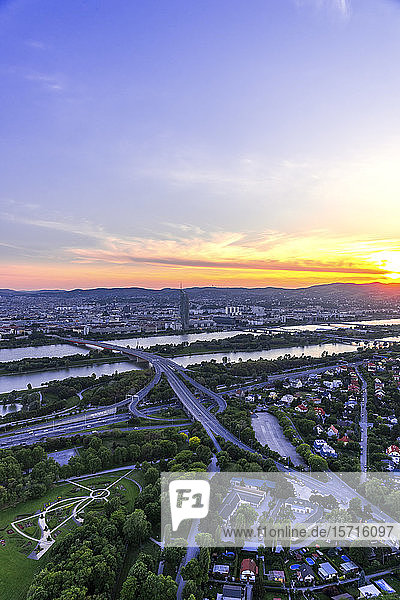 Österreich  Wien  Stadtbild vom Donauturm bei Sonnenuntergang gesehen