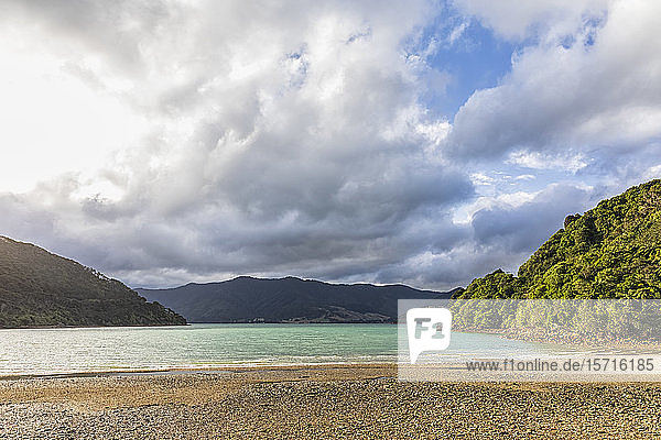 Neuseeland Region Marlborough Wolken über Nikau Cove und Kenepuru Sound