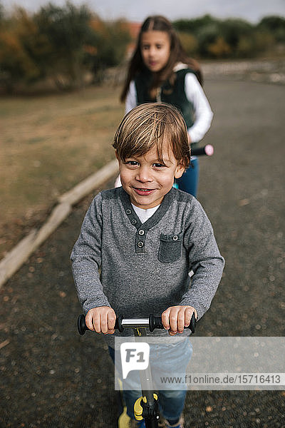 Porträt eines kleinen Jungen mit Roller