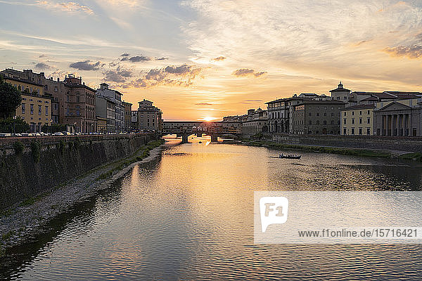 Fluss Arno und Ponte Vecchio bei Sonnenuntergang  Florenz  Italien