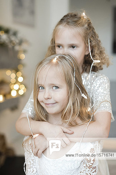 Bildnis eines kleinen blonden Mädchens mit Lichterkette