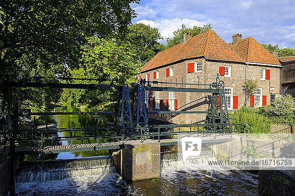 Niederlande  Utrecht  Amersfoort  Flussschleuse mit Haus im Hintergrund