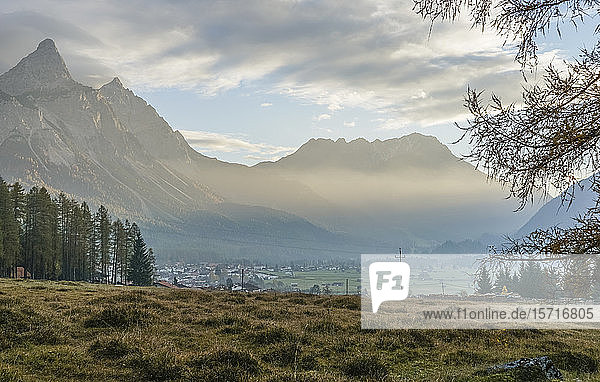 Österreich  Tirol  Reutte  Panoramablick auf die Stadt am Fuße des Mieming-Gebirges in der Abenddämmerung