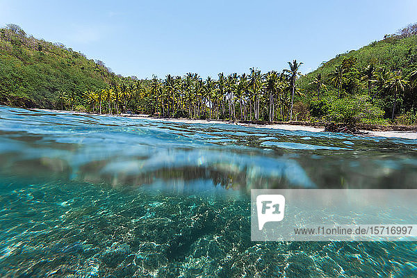 Indonesien  Bali  Oberfläche des Küstengewässers mit dem Strand Nusa Penida im Hintergrund