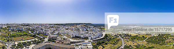 Italien, Apulien, Brindisi, Luftaufnahme von Ostuni