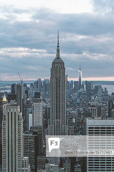 USA  New York  Luftaufnahme der Wolkenkratzer der Stadt New York mit Empire State Building