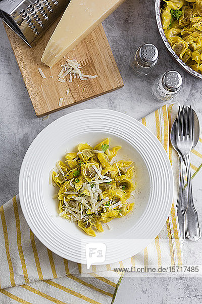 Teller italienische Tortellini mit Grana-Käse