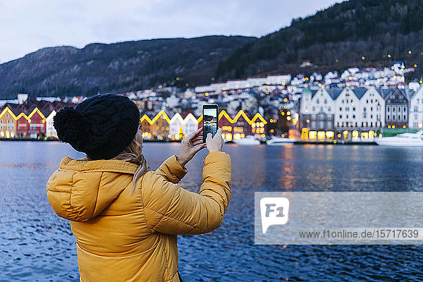 Frau  die ein Selfie nimmt  Bergen  Norwegen