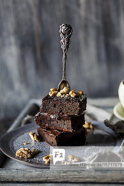Stapel hausgemachter glutenfreier Brownies mit Schokoladen- und Kaffeeglasur