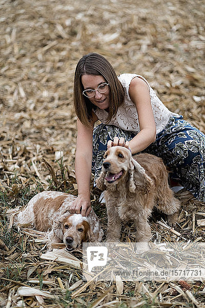 Frau auf einem Feld mit ihren Hunden