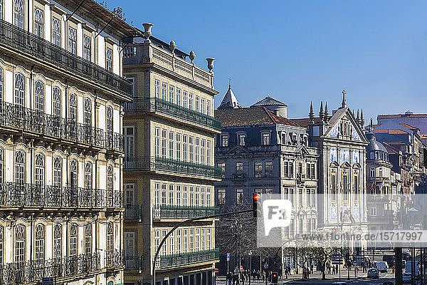 Portugal  Bezirk Porto  Porto  Rote Ampel vor altem Wohngebäude