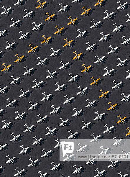 Luftaufnahme der Anordnung der weiß und orangefarbenen Flugzeuge auf dem Flughafen