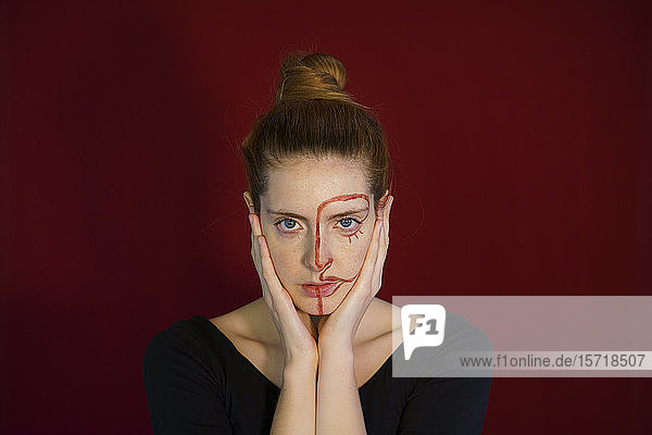 Porträt einer jungen Frau mit Farbe im Gesicht