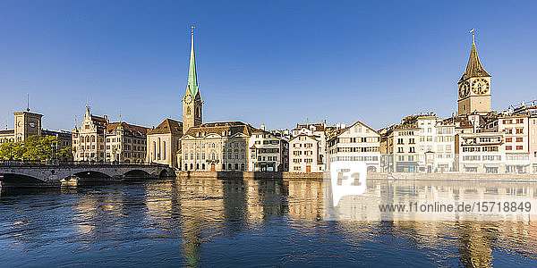 Schweiz  Kanton Zürich  Zürich  Altstadtgebäude  die sich in der Limmat spiegeln