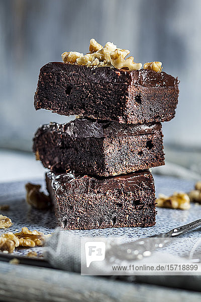 Stapel hausgemachter glutenfreier Brownies mit Schokoladen- und Kaffeeglasur