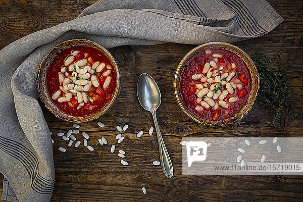 Zwei Schüsseln toskanische Tomatensuppe mit Cannellini-Bohnen und Thymian