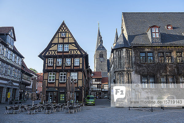 Deutschland  Sachsen-Anhalt  Quedlinburg  Stühle vor Fachwerkcafé in historischer Stadt