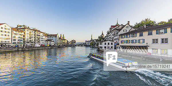 Schweiz  Kanton Zürich  Zürich  Tourenboot auf der Limmat