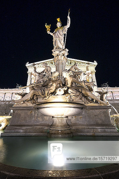 Österreich  Wien  Pallas-Athena-Brunnen vor dem Parlamentsgebäude  nachts beleuchtet