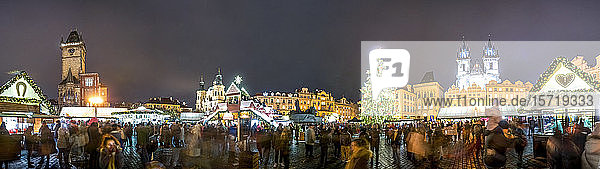 Tschechische Republik  Prag  Weihnachtsmarkt bei Nacht