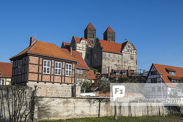 Deutschland  Sachsen-Anhalt  Quedlinburg  Niedrigwinkelansicht der Abtei Quedlinburg und der umliegenden Fachwerkhäuser