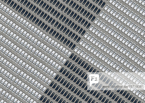 Luftaufnahme einer großen Anzahl schwarzweißer Autos auf einem Parkplatz