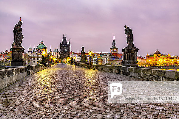 Tschechische Republik  Prag  Beleuchtete Karlsbrücke im Morgengrauen