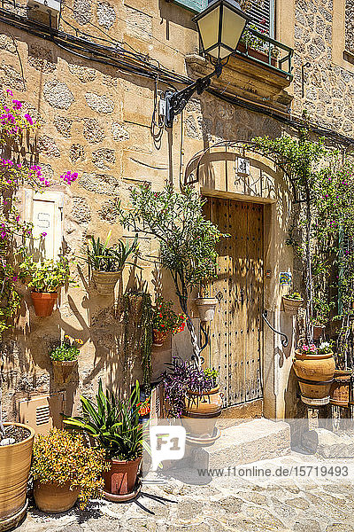 Spanien  Mallorca  Valldemossa  Altes Gebäude mit Topfpflanzen