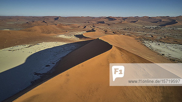 Luftaufnahme der orangefarbenen Sanddünen in der Namib-Wüste  Namibia