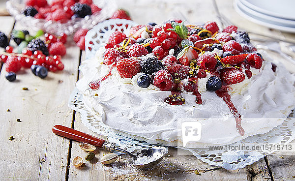 Pavlova-Kuchen mit frischen Früchten
