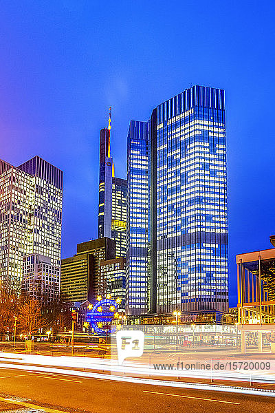 Deutschland  Hessen  Frankfurt  Eurotower am Willy-Brandt-Platz in der Abenddämmerung