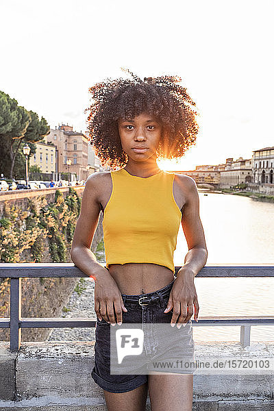 Porträt einer jungen Frau auf einer Brücke über den Arno bei Sonnenuntergang  Florenz  Italien