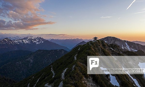 Gipfel des Herzogstands mit Alpenpanorama bei Sonnenuntergang  Alpen  Oberbayern  Bayern  Deutschland  Europa