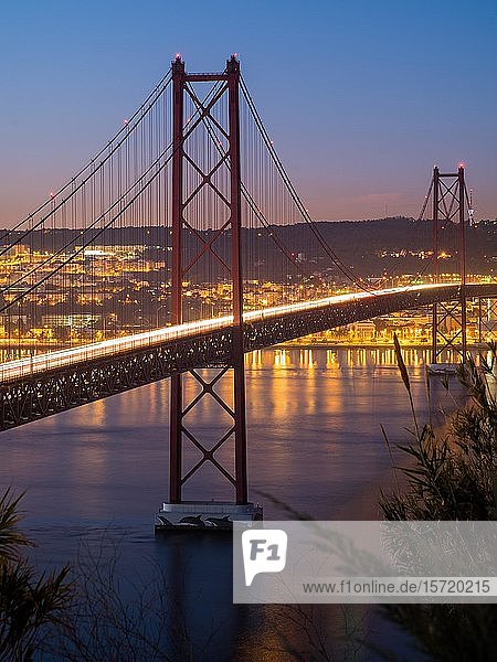 Brücke  Ponte 25 de Abril  in der Abenddämmerung  Lissabon  Portugal  Europa