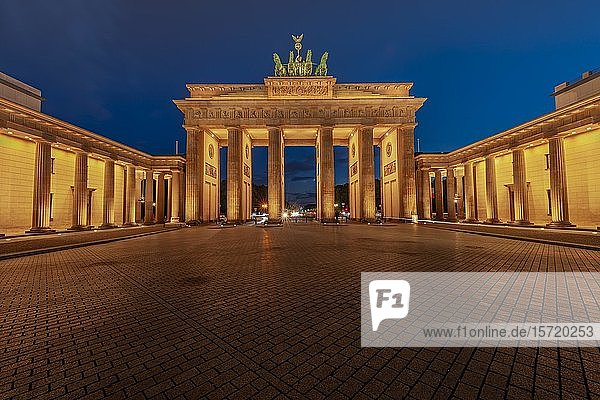 Brandenburger Tor mit Quadriga in der Abenddämmerung  Pariser Platz  Berlin  Deutschland  Europa