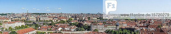 Stadtansicht  Blick vom Hradschin über die Stadt  Prager Kleinseite  Prag  Tschechische Republik  Europa