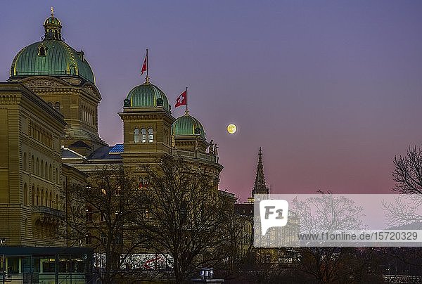 Bundeshaus in der Abenddämmerung mit Schweizer Flagge und Mond  Bern  Schweiz  Europa