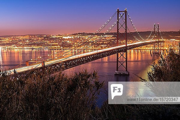 Brücke  Ponte 25 de Abril  in der Abenddämmerung  Lissabon  Portugal  Europa