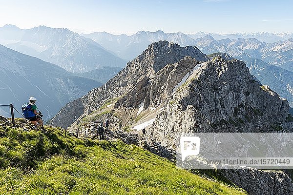 Bergsteiger  Sulzleklammspitze  Mittenwalder Höhenweg  Karwendelgebirge  Mittenwald  Deutschland  Europa