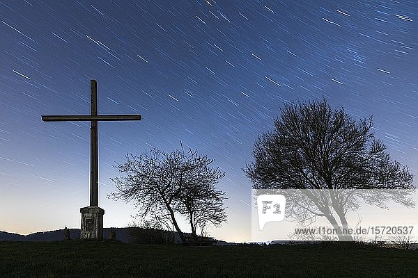 Herbelekreuz bei Nacht mit Sternenhimmel Nenzingen Baden-Württemberg Deutschland Europa