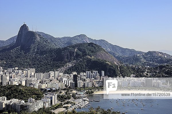 Blick vom Zuckerhut  Stadtansicht mit Christusstatue  Rio de Janeiro  Brasilien  Südamerika