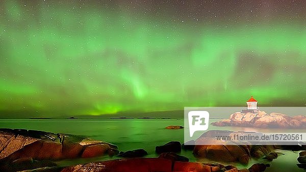 Nordlicht (Aurora borealis) über Leuchtturm Polarlicht Eggum Vestvagoy Lofoten Norwegen Europa