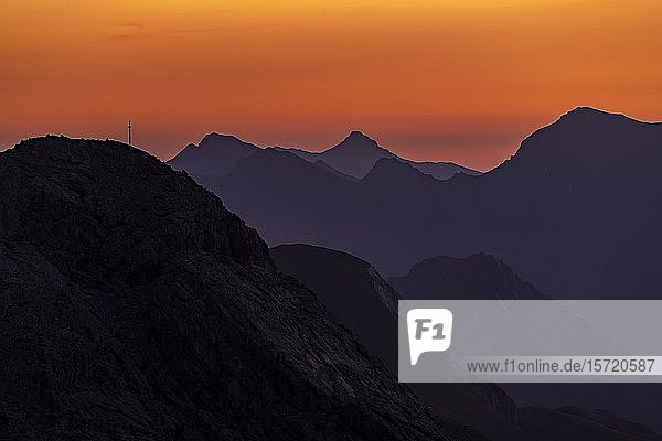Gestaffelte Bergketten  Morgendämmerung über den Lechtaler Alpen  Elbigenalp  Lechtal  Außerfern  Tirol  Österreich  Europa