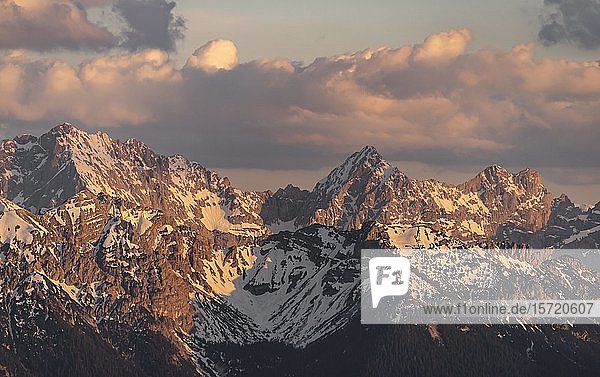 Tiefkarspitze und Karwendelkopf  Karwendelgebirge  Blick auf schneebedeckte Berge  Sonnenuntergang  Alpen  Oberbayern  Bayern  Deutschland  Europa